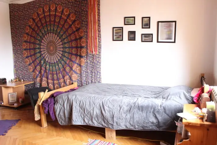 Chambre de la Villa Césaire ornée d’une tenture malgache