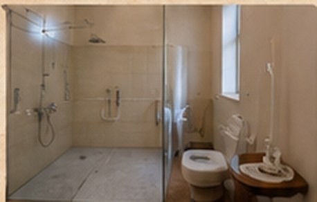 Douche adaptée aux personnes à mobilité réduite